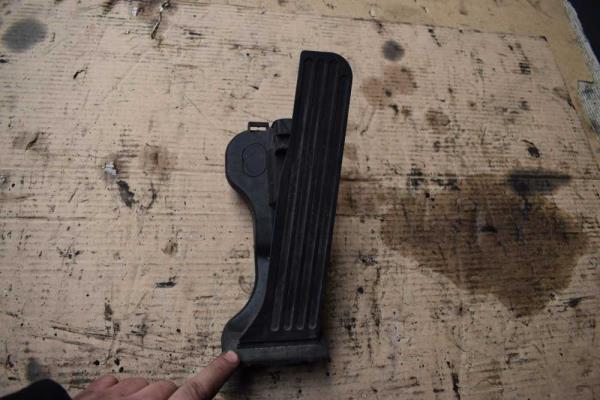 PEDALE DE GAZ VW GOLF 5 - Vue 1